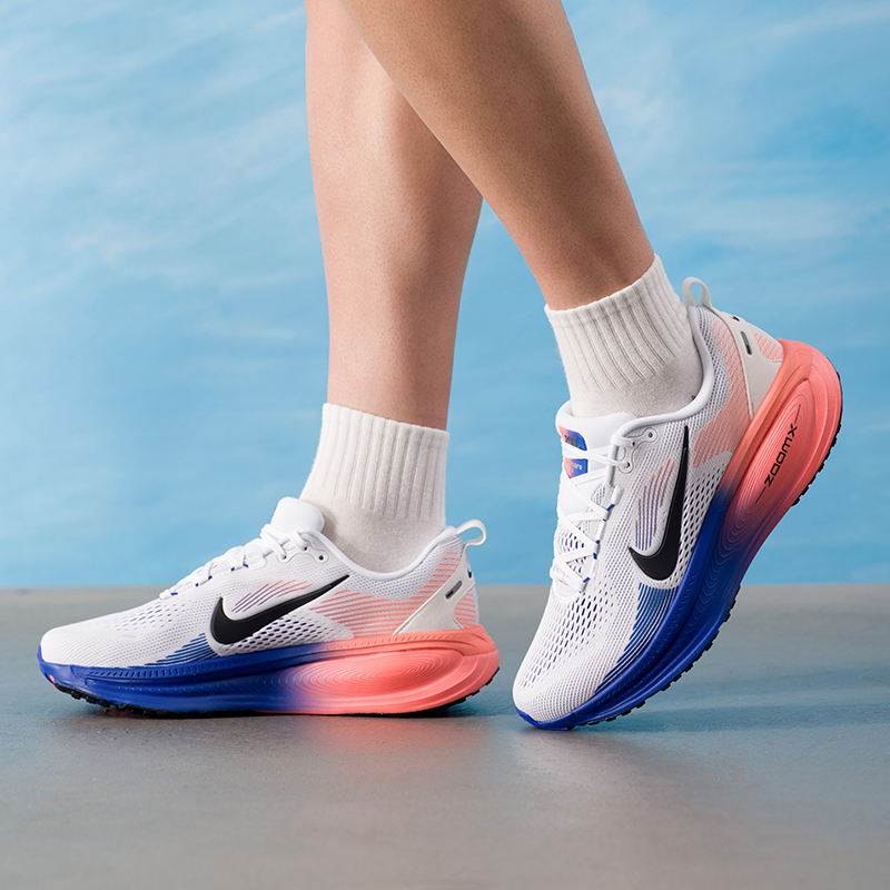 Lightweight Road Running Shoes - NIKE VOMERO 18 HM6803-114, zapatillas de